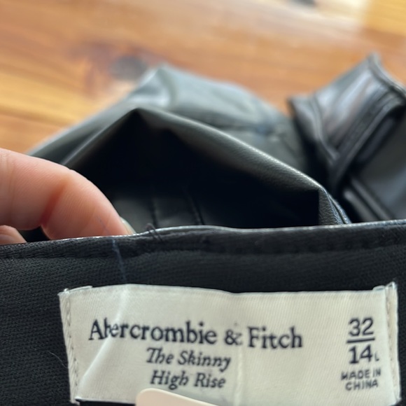 NWOT Abercrombie & Fitch The Skinny High-Rise Faux Vegan Leather Pants - Picture 5 of 6